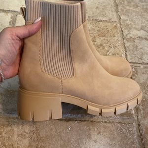 NEW boots size 7.5 oatmeal